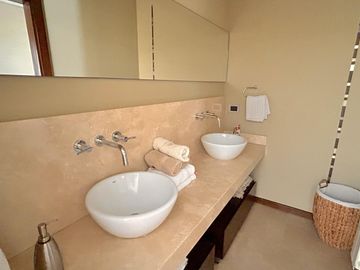 Moderna Propiedad con Piscina en Venta!