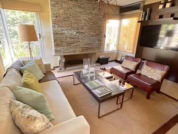 Moderna Propiedad con Piscina en Venta!