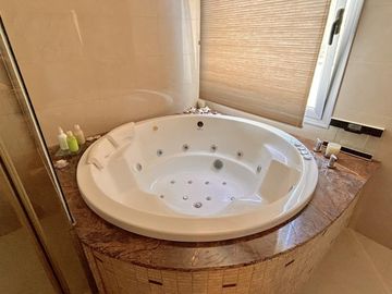 Moderna Propiedad con Piscina en Venta!