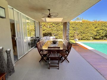 Moderna Propiedad con Piscina en Venta!