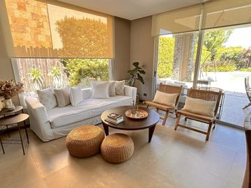 Moderna Propiedad con Piscina en Venta!