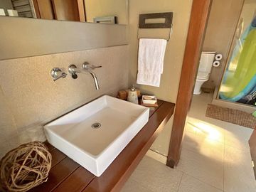 Moderna Propiedad con Piscina en Venta!