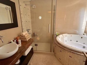 Moderna Propiedad con Piscina en Venta!