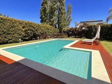 Moderna Propiedad con Piscina en Venta!
