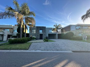 Moderna Propiedad con Piscina en Venta!