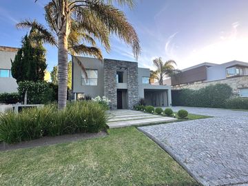 Moderna Propiedad con Piscina en Venta!