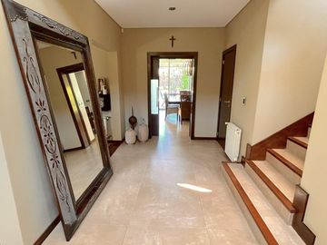 Moderna Propiedad con Piscina en Venta!