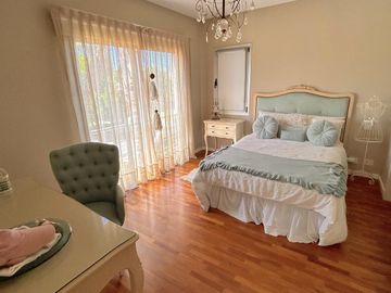 Moderna Propiedad con Piscina en Venta!