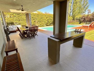 Moderna Propiedad con Piscina en Venta!