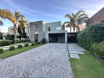 Moderna Propiedad con Piscina en Venta!