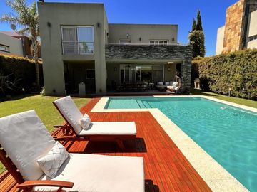 Moderna Propiedad con Piscina en Venta!