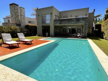 Moderna Propiedad con Piscina en Venta!