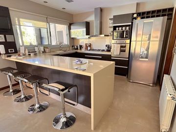 Moderna Propiedad con Piscina en Venta!
