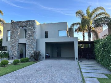 Moderna Propiedad con Piscina en Venta!