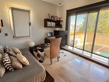 Moderna Propiedad con Piscina en Venta!