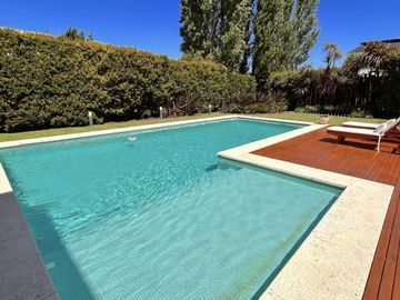 Moderna Propiedad con Piscina en Venta!