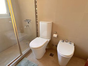 Moderna Propiedad con Piscina en Venta!