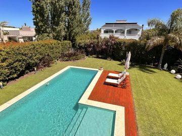 Moderna Propiedad con Piscina en Venta!