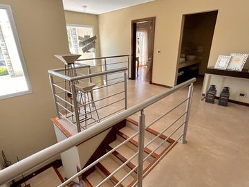 Moderna Propiedad con Piscina en Venta!