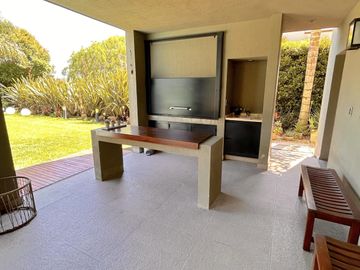Moderna Propiedad con Piscina en Venta!