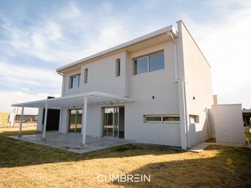 Casa de 4 dormitorios en La Castilla Club de Campo