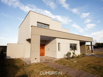 Casa de 4 dormitorios en La Castilla Club de Campo