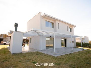 Casa de 4 dormitorios en La Castilla Club de Campo