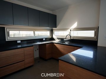 Casa de 4 dormitorios en La Castilla Club de Campo