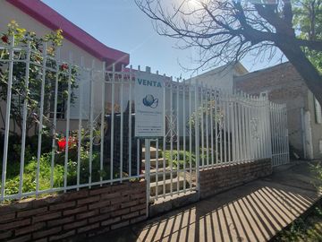 VENTA Casa 3 dormitorios. B° 109 viv