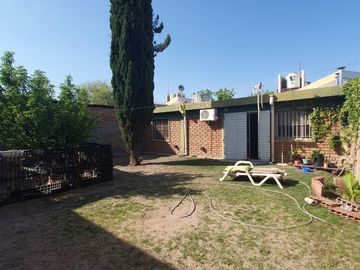 VENTA Casa 3 dormitorios. B° 109 viv