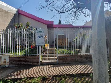 VENTA Casa 3 dormitorios. B° 109 viv