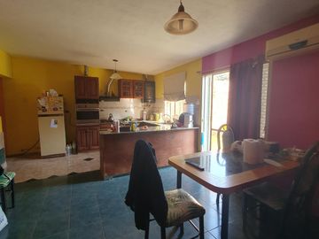 VENTA Casa 3 dormitorios. B° 109 viv