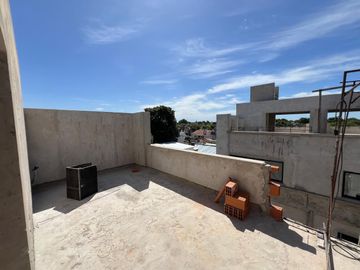 Casa de 5 ambientes con cochera a estrenar en venta en Olivos