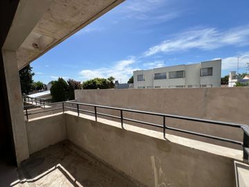 Casa de 5 ambientes con cochera a estrenar en venta en Olivos