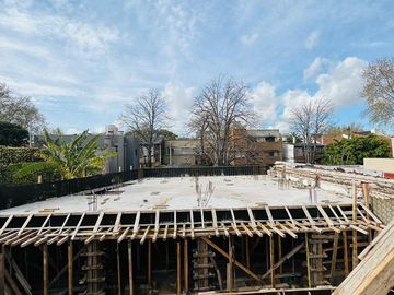 Casa de 5 ambientes con cochera a estrenar en venta en Olivos