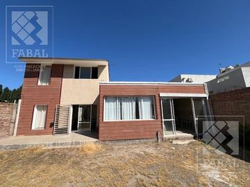 Casa venta Plottier, Barrio Villa Lida, apta crédito, 3 dormitorios, 2 baños, cochera y jardín