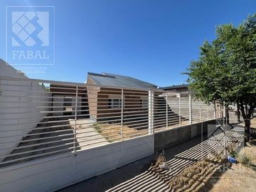 Casa venta Plottier, Barrio Villa Lida, apta crédito, 3 dormitorios, 2 baños, cochera y jardín