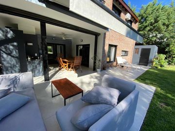 Casa en venta - 4 dormitorios 2 baños - 180mts2 - Escobar