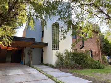 Casa en venta - 4 dormitorios 2 baños - 180mts2 - Escobar