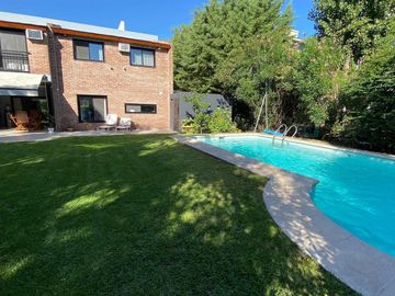 Casa en venta - 4 dormitorios 2 baños - 180mts2 - Escobar