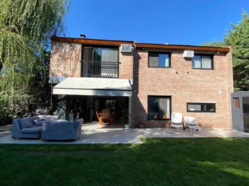 Casa en venta - 4 dormitorios 2 baños - 180mts2 - Escobar
