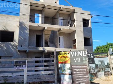 Departamento con patio y espacio vehiular