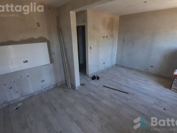 Departamento con patio y espacio vehiular