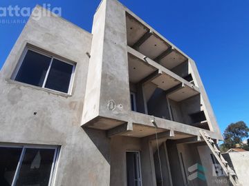 Departamento con patio y espacio vehiular