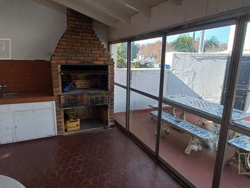 PH en 2 dorm terraza play cochera.  Venta con renta. Toma menor valor o prop en USA