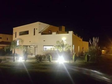 Casa en Venta - 5 dormitorios 4 baños - 255mts2 - Escobar