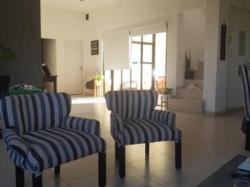 Casa en Venta - 5 dormitorios 4 baños - 255mts2 - Escobar