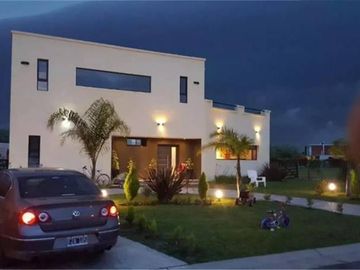 Casa en Venta - 5 dormitorios 4 baños - 255mts2 - Escobar