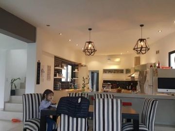 Casa en Venta - 5 dormitorios 4 baños - 255mts2 - Escobar