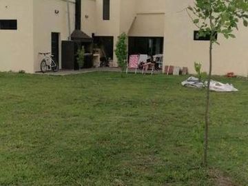 Casa en Venta - 5 dormitorios 4 baños - 255mts2 - Escobar